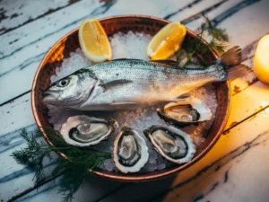Hele zeebaars en verse oesters op crushed ice in koperen schaal, omringd door citroen en dille, verlicht door kaarslicht.